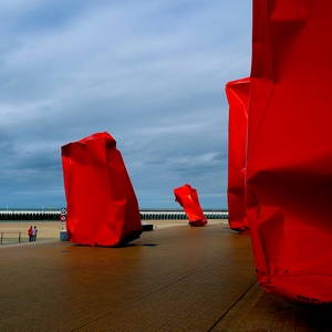 Sulptures rouges sur fond de plage et de mer - Belgique  - collection de photos clin d'oeil, catégorie rues